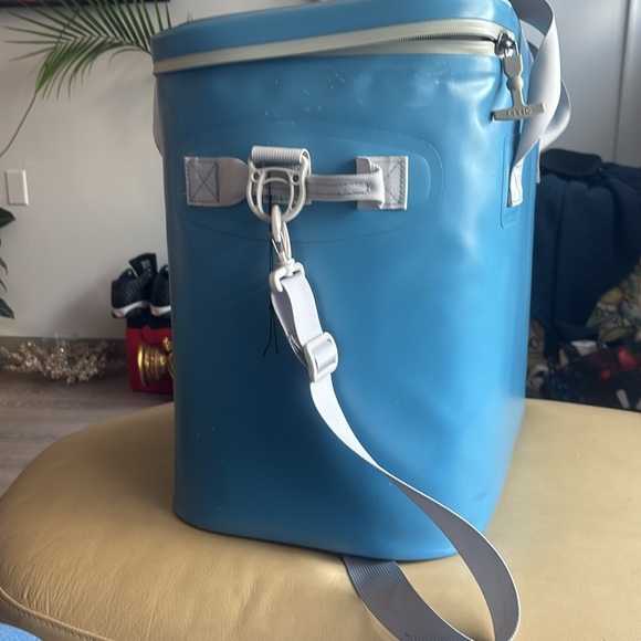 Awesome Huge Rtic soft cooler 40 can Light Blue - Picture 5 of 11